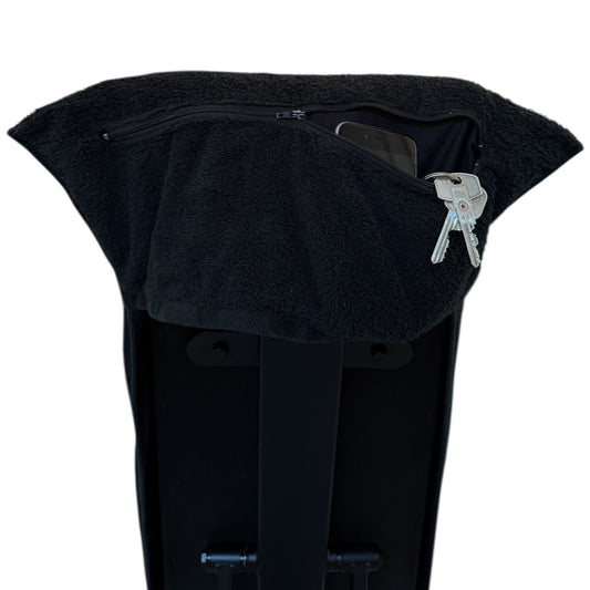 LIFTIN sporthanddoek - slim ophang ontwerp voor bevestiging aan sportbankjes en fitnessapparatuur - gebruiksvoorbeeld